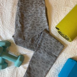 Beyond Yoga High Waist MIDI Leggings Grey Leopard